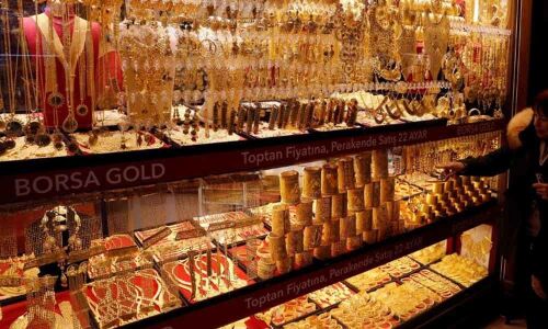 Gold eyes first weekly gain in five as growth concerns loom