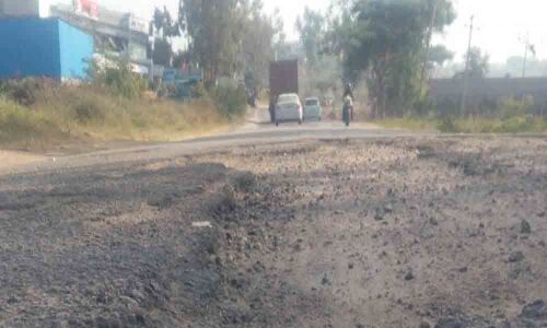 With road works stalled, NH-167 offers bumpy ride to commuters