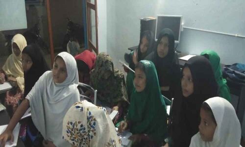 Children in slums taught about computers for free