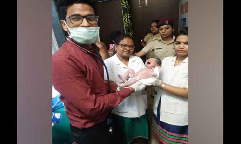 Woman delivers baby boy at Thane railway stations one rupee clinic