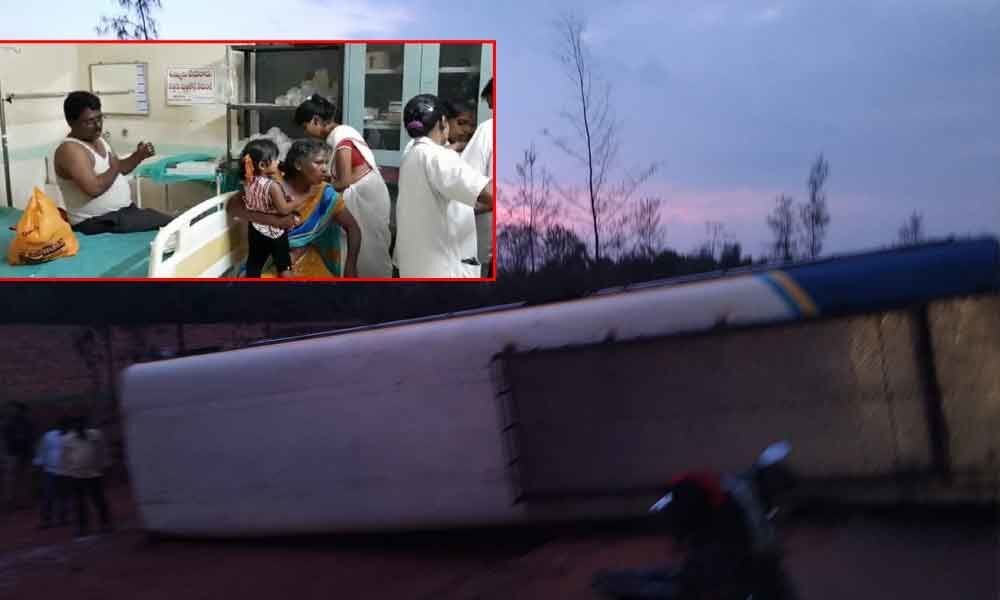 APSRTC bus turned turle near Rajahmmundry: 10 injured