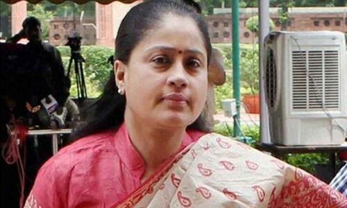 Vijayasanthis poser to Jagan