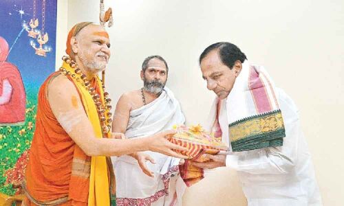 KCR gets pontiffs blessings for Front plan