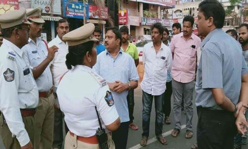 Civic chief inspects spots for vehicle parking