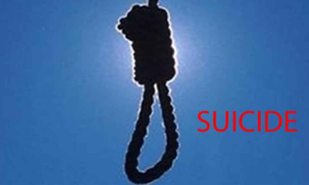 Couple committed suicide by hanging to the ceiling