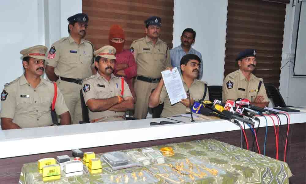 Inter-district criminal held, gold recovered in Vijayawada