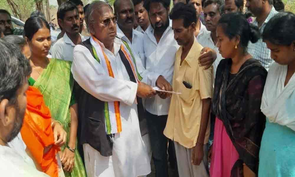 V Hanumantha Rao visits Hajipur; gives `10K each to kin of victims
