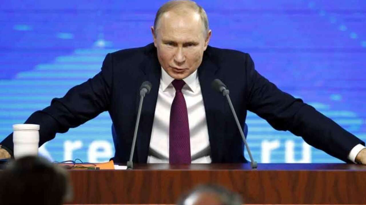 Vladimir Putin signs controversial internet law aimed at centralised traffic control