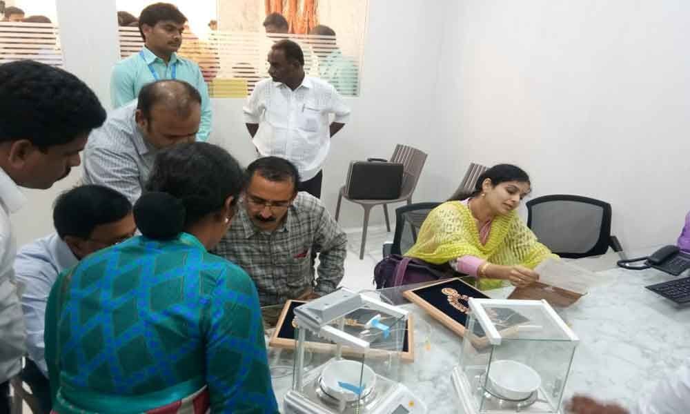 Officials raids on Kalyan, Lalitha Jewellery in AP
