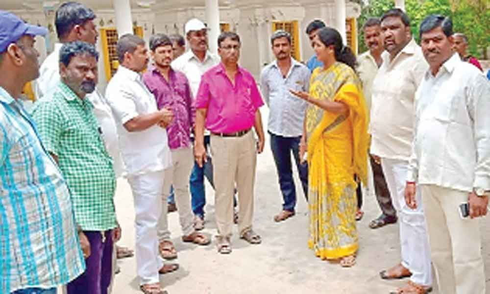 Corporator Saraswathi visits colonies to know about issues