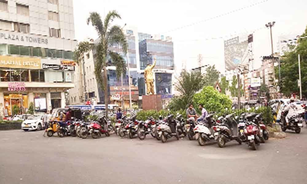 Autos dont care a hoot for No Parking signs