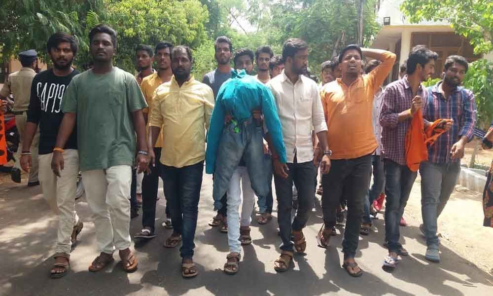ABVP leaders protest as part of bandh