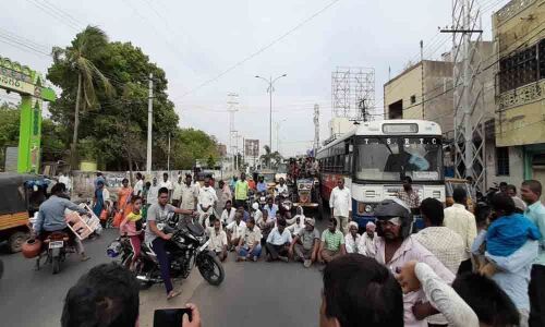 Farmers stage dharna at market yard