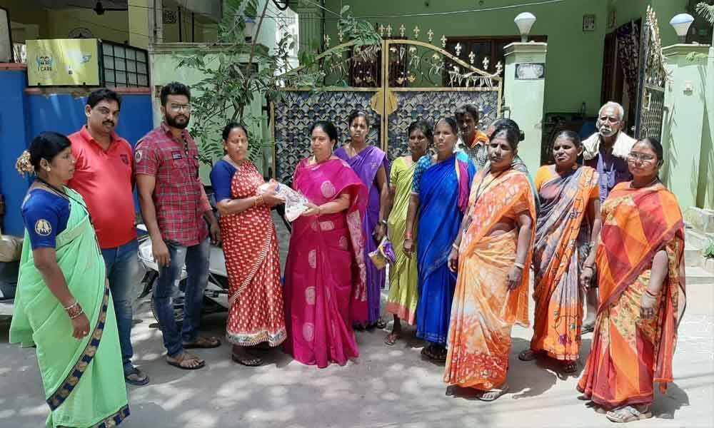 Saris distributed to GHMC workers