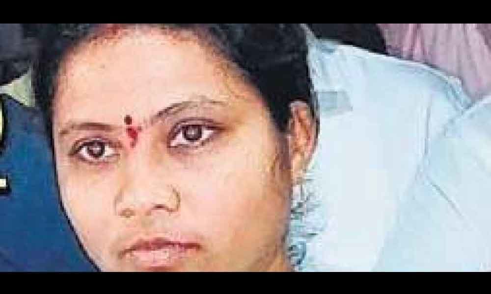 Telangana: MLA Harpriya attacked with stones for defecting to TRS