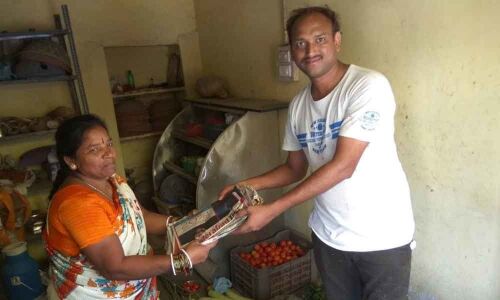 Anti-plastic drive: NGO distributes paper bags