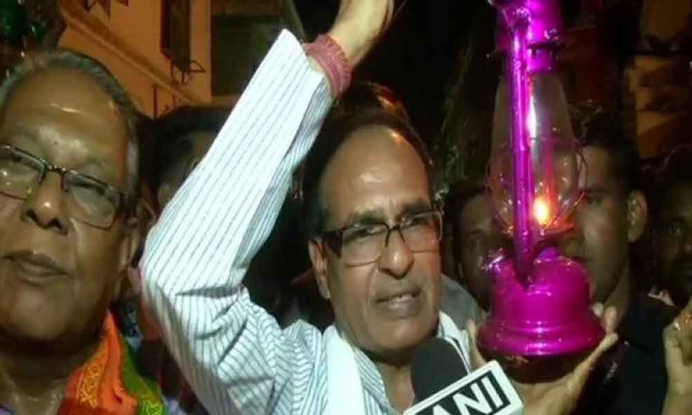 Shivraj holds lantern march to protest against Kamal Nath govt