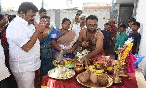 Talasani Srinivas Yadav performs special pooja at temple
