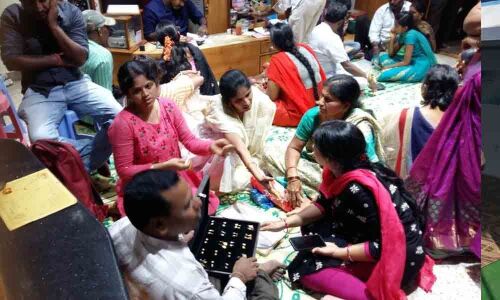 People rush to buy gold for Akshaya Tritiya