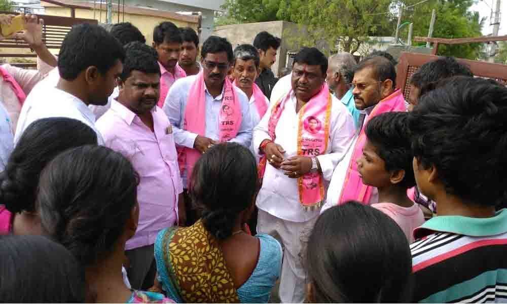 TRS candidates take up door-to-door campaign in Narketpally