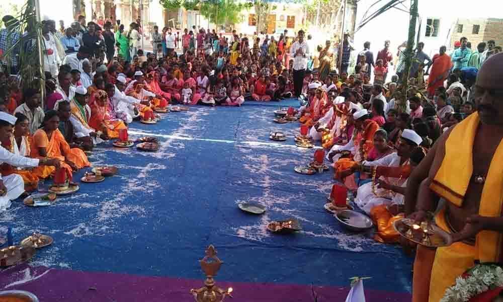 10 couples tie knot at mass marriage at Basava Siddeshwara Matam