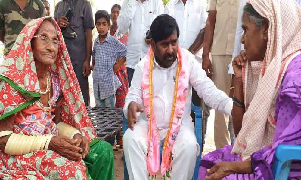 Jagadish enlists govt schemes to woo voters in Suryapet