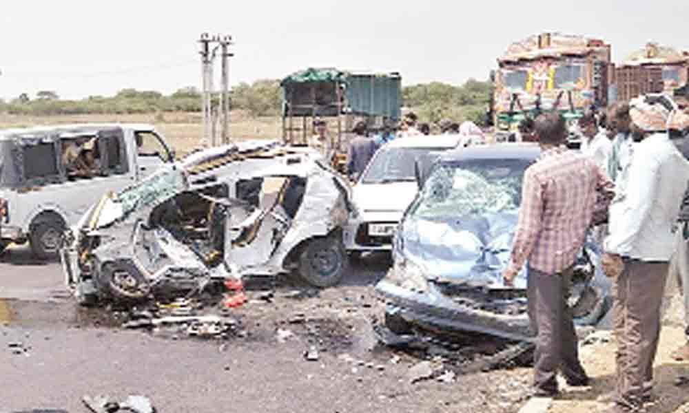 2 die, five hurt in mishap