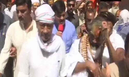 Police personnel at Digvijayas roadshow forced to sport saffron scarves