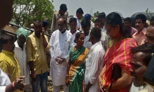 Dr Laxman consoles family of Jyothi