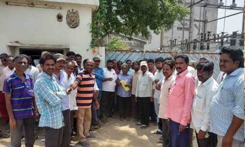 Shutdown of factory draws ire of workers