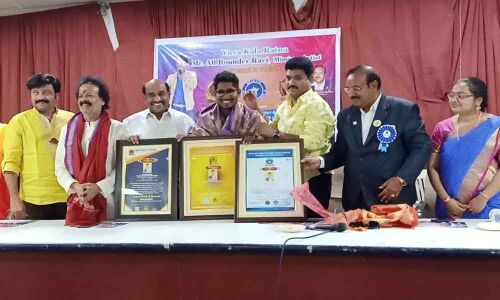 Mimicry artist imitates 50 film artists in 5 min