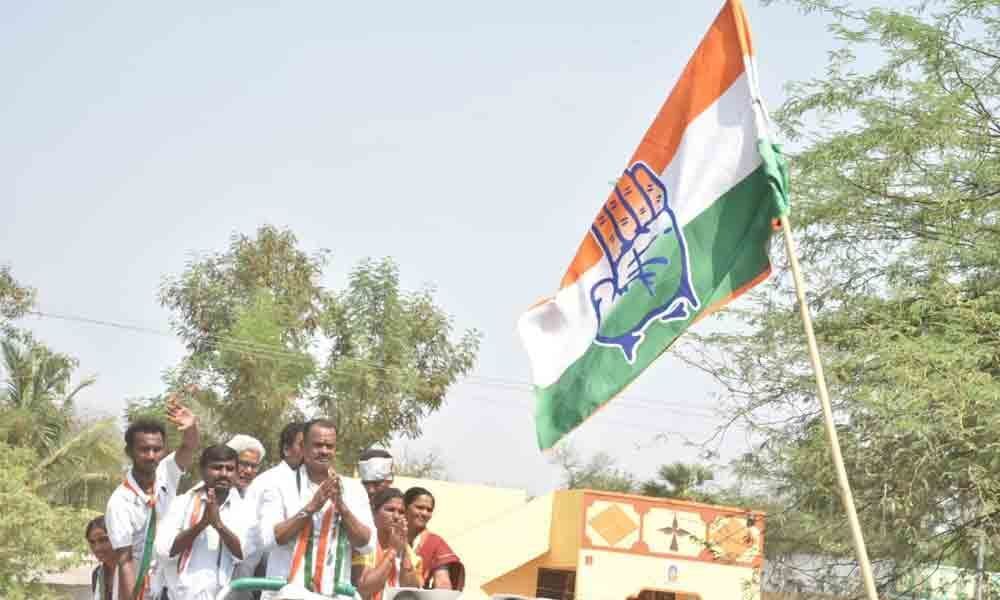 Come out of KCRs clutches, vote for Cong: Komati to voters