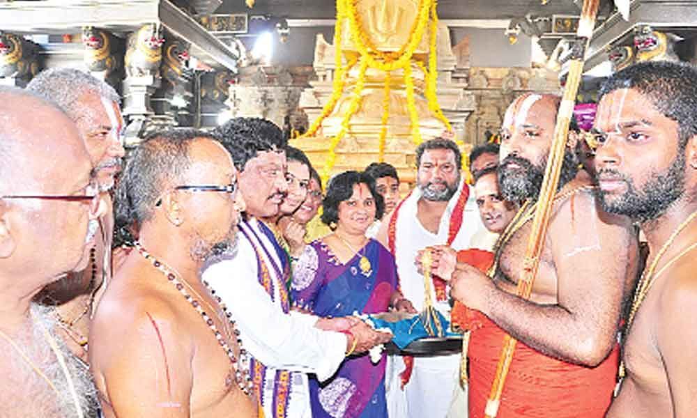 6 Lakh worth gold Yagnopavetham donated to Bhadradri temple