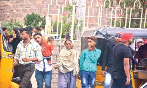 A pain in the neck at Golconda Fort