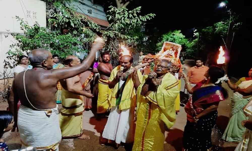 Hundreds of devotees take part om Tiru Veedhi utsavam