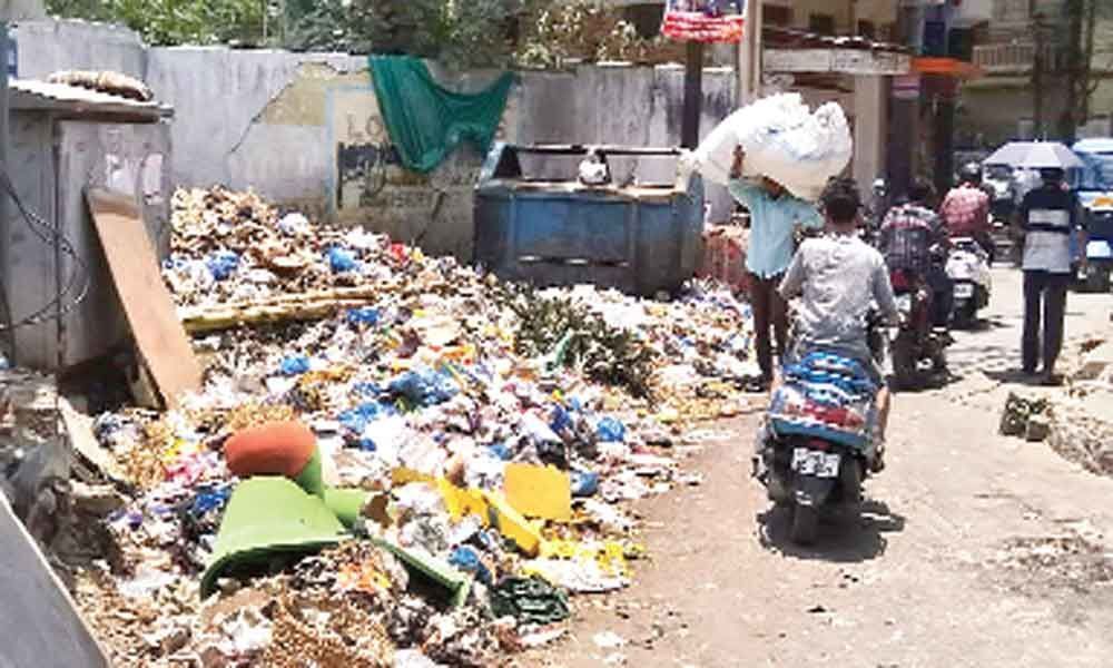 Street near Laad Bazaar stinks of filth