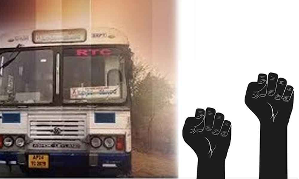 Passengers protest in Mahabubabad against bus driver for driving drunk