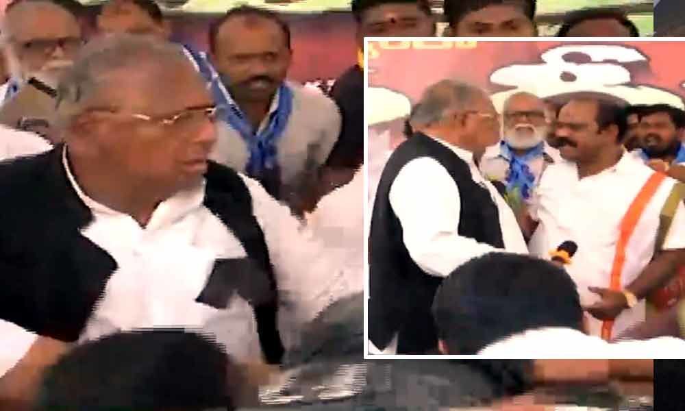 Congress leaders fight publicly for chair
