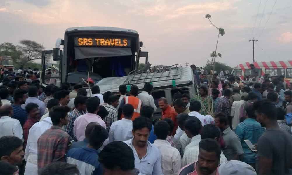 16 killed as van hits bus in Kurnool