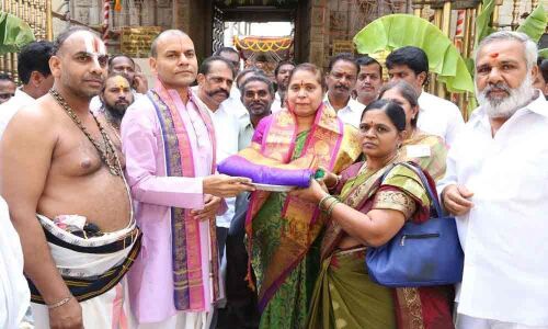EO presents Srivari Sare to Gangamma