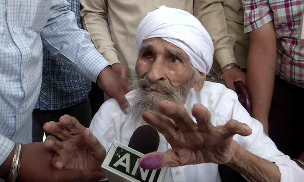 111-year-old Bachan Singh casts his vote in Delhi