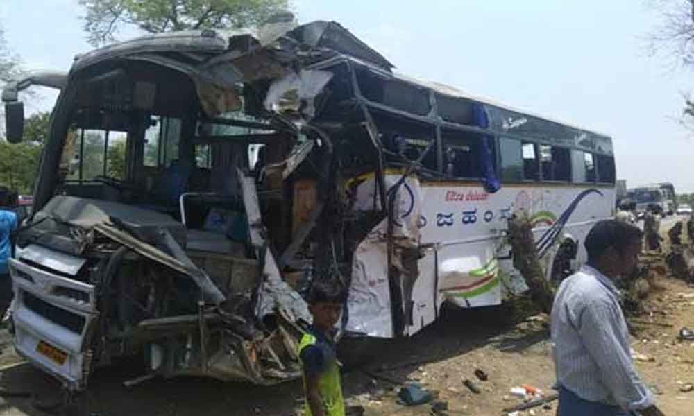 17 injured after bus rams into tree in Chittoor