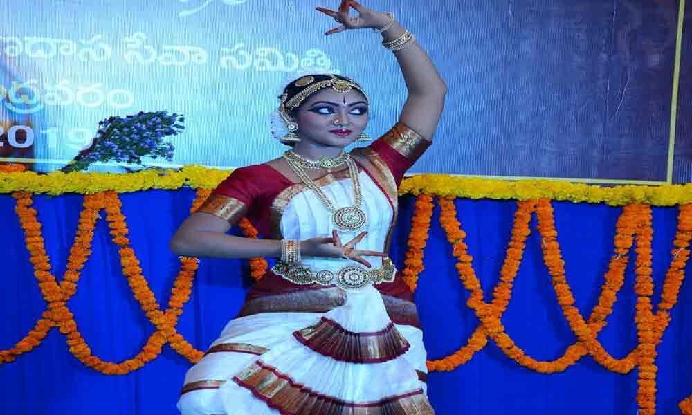 Sahithi enthrals audience with dance performance