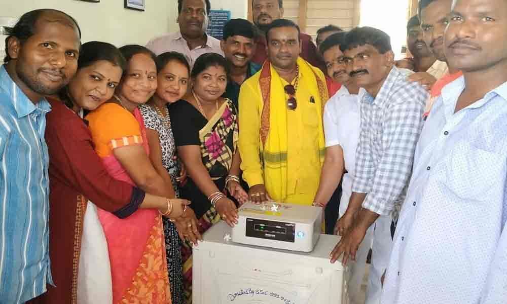 Old students donate inverter to library