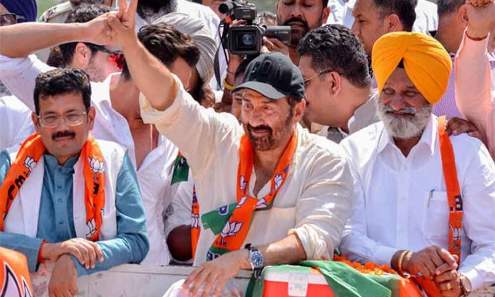 Close shave for actor Sunny Deol while campaigning