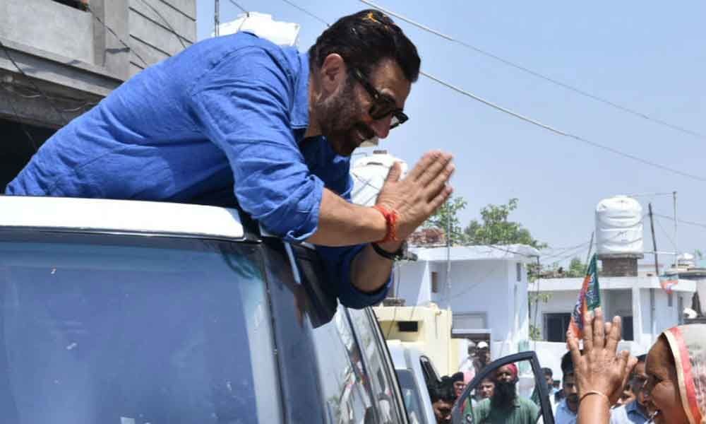 Sunny Deol escapes unhurt in accident