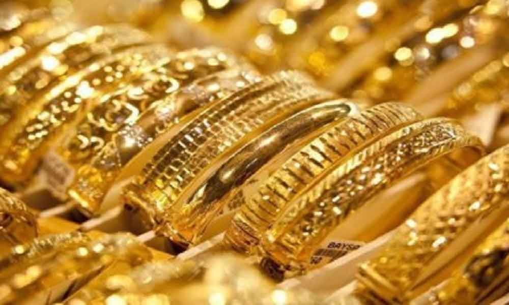Gold rises on jewellers buying