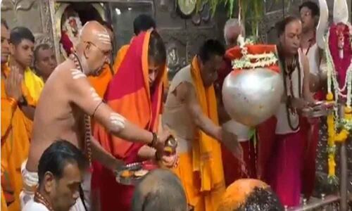 Watch: Priyanka Gandhi, Kamal Nath offer prayers at Mahakaleshwar Temple in MP