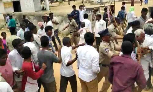 TRS, Cong workers exchange blows in Kodad, Mattampally