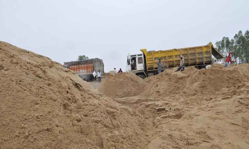 2 VROs injured in sand mafia attack in Srikakulam